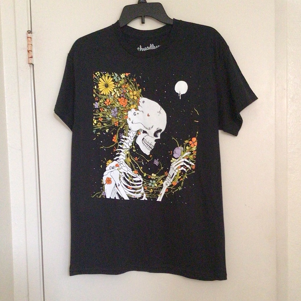 Threadless skeleton and flowers tee